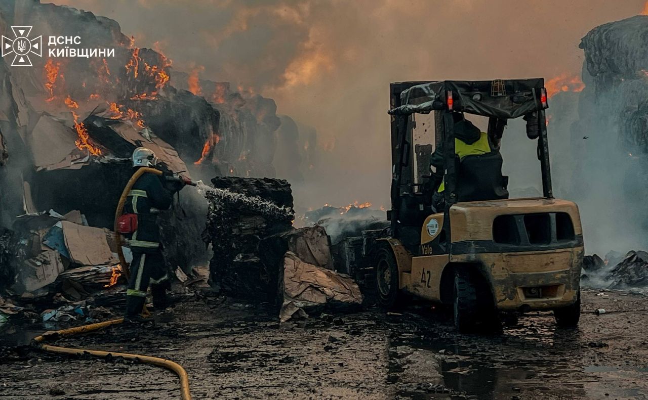 Наслідки атаки рф на Київщину. Фото: ДСНС