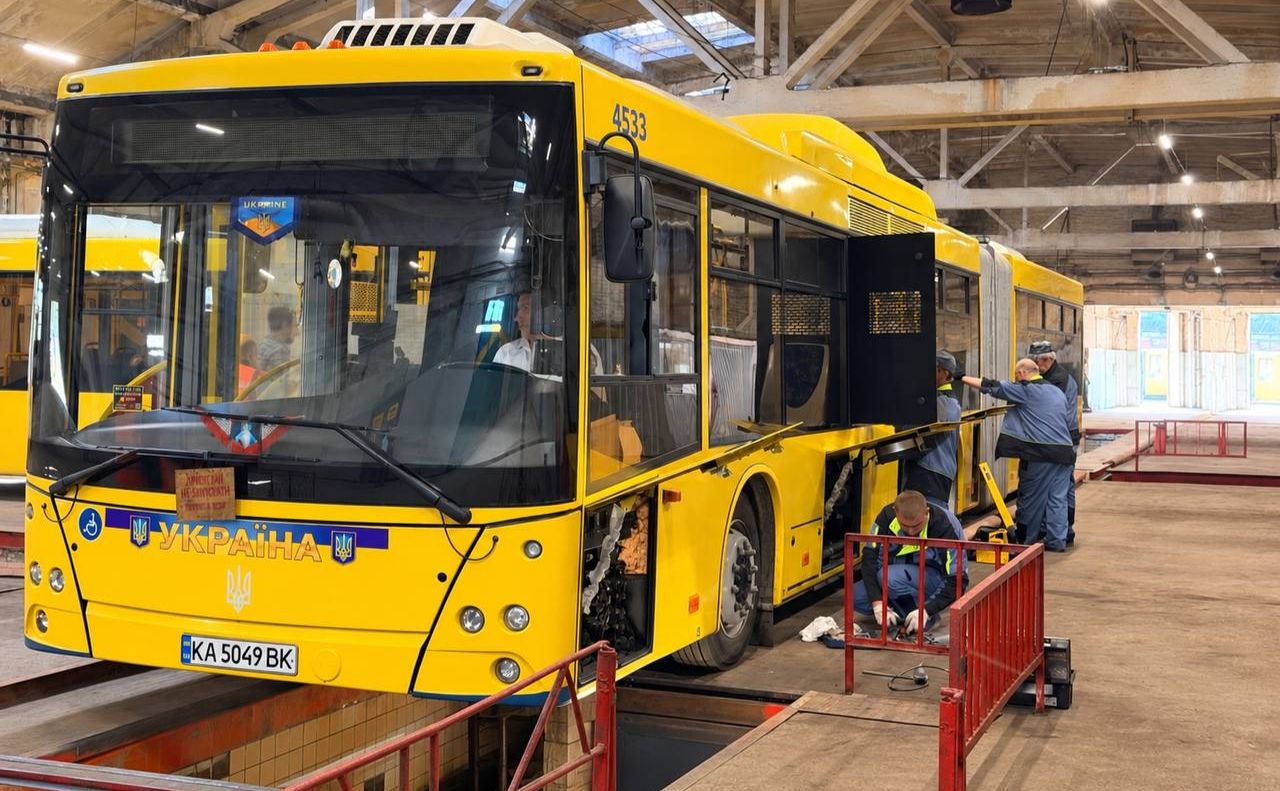 Технічне обслуговування автобуса в автопарку № 5. Фото: пресслужба КМДА