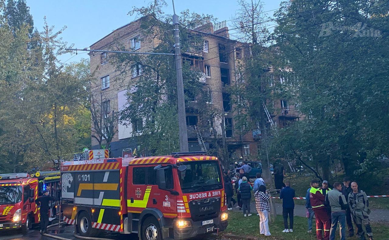 Рятувальники працюють на місці влучання. Фото: Владислав Мошківський