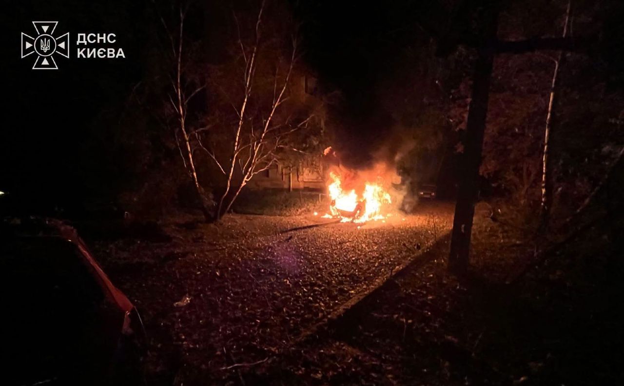 Тіло жінки виявили неподалік від автівки, що палала. Фото: ДСНС Києва
