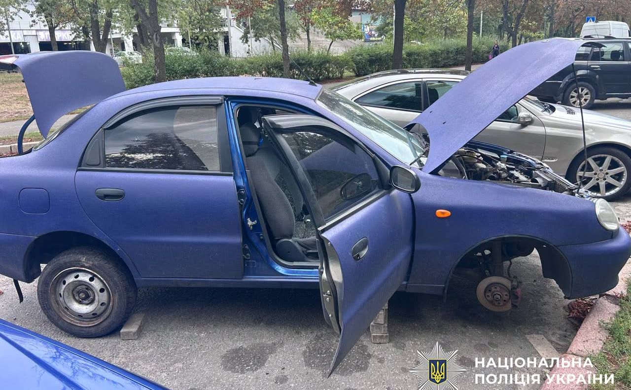 Розібраний зловмисниками автомобіль. Фото: поліція Києва
