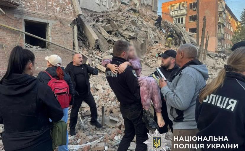 Врятована дівчинка на руках у поліцейського в Прилуках. Фото: Нацполіція