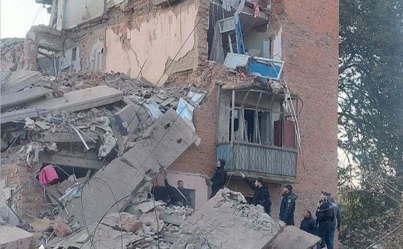 Одна із зруйнованих багатоповерхівок у Прилуках в ніч на 7 жовтня 2026-го року. Фото: ДСНС