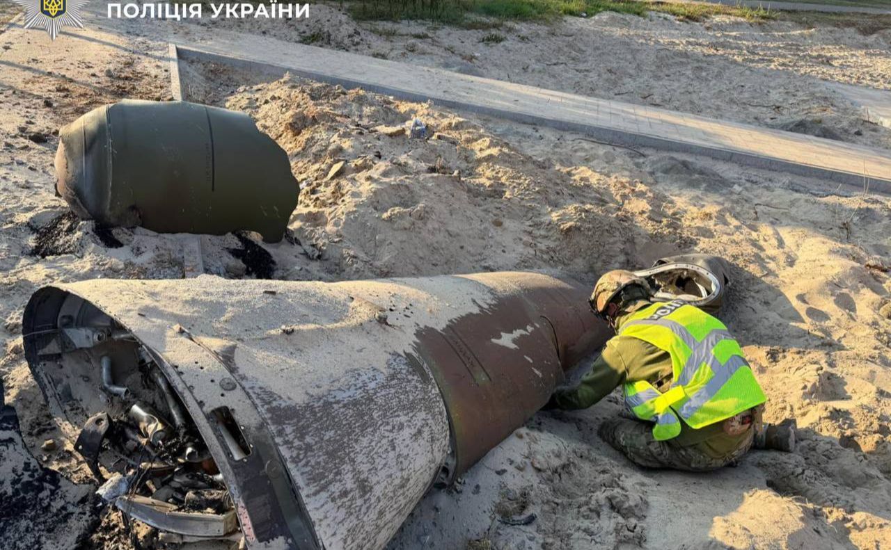 Нацполіція показала частину балістичної ракети, яка не вибухнула. Фото: Нацполіція