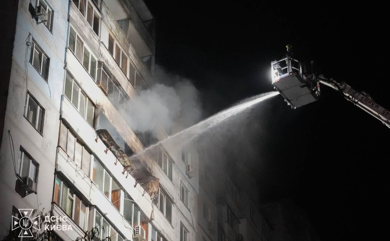 Полумʼя розповсюдилось на верхні поверхи будинку. Фото: ДСНС Києва