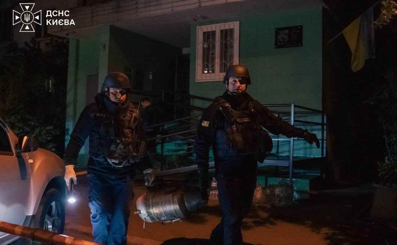 БпЛА влучив у житловий будинок на рівні 10-го поверху. Фото: ДСНС