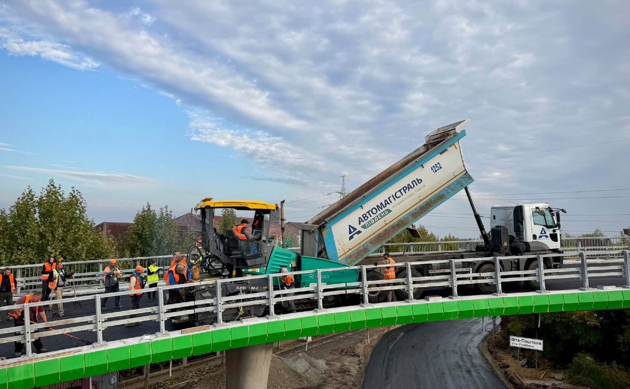 Укладання асфальту на новій естакаді. Фото: Автомагістраль Південь