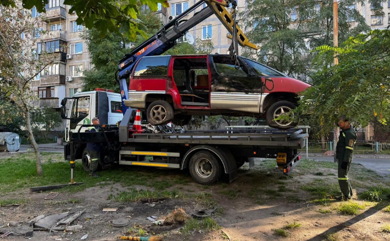 Понівечений автомобіль вивезли з двору. Фото: Оболонська РДА