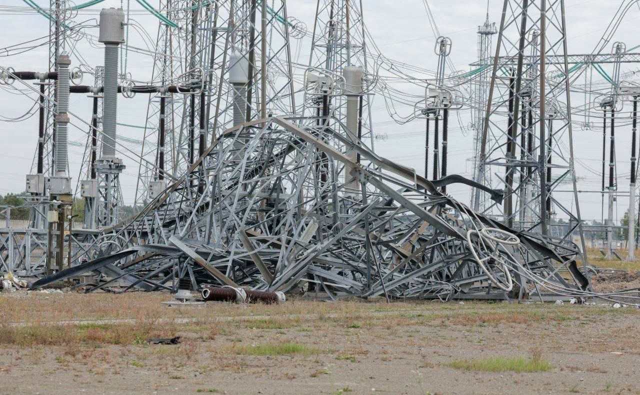 Понівечене російськими терористичними військами обладнання. Фото: Міненерго