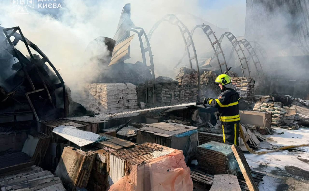 Рятувальники локалізували пожежу. Фото: ДСНС Києва