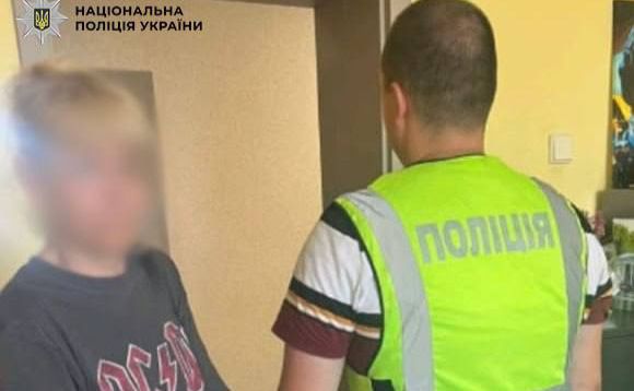 Підозрювана під час затримання. Фото: Національна поліція України