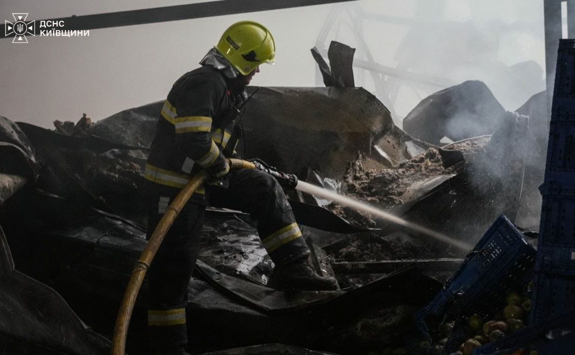 Ліквідація наслідків ворожого удару триває. Фото: ДСНС