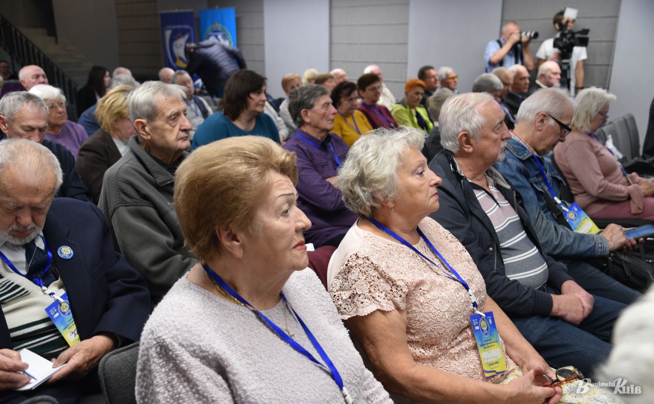 Учасники ІІ Київського форуму громадських об’єднань ветеранів та громадян похилого віку під час відкритого діалогу про захист своїх прав, соціальні гарантії та виклики воєнного часу. Фото: Віталіна Подтьолок