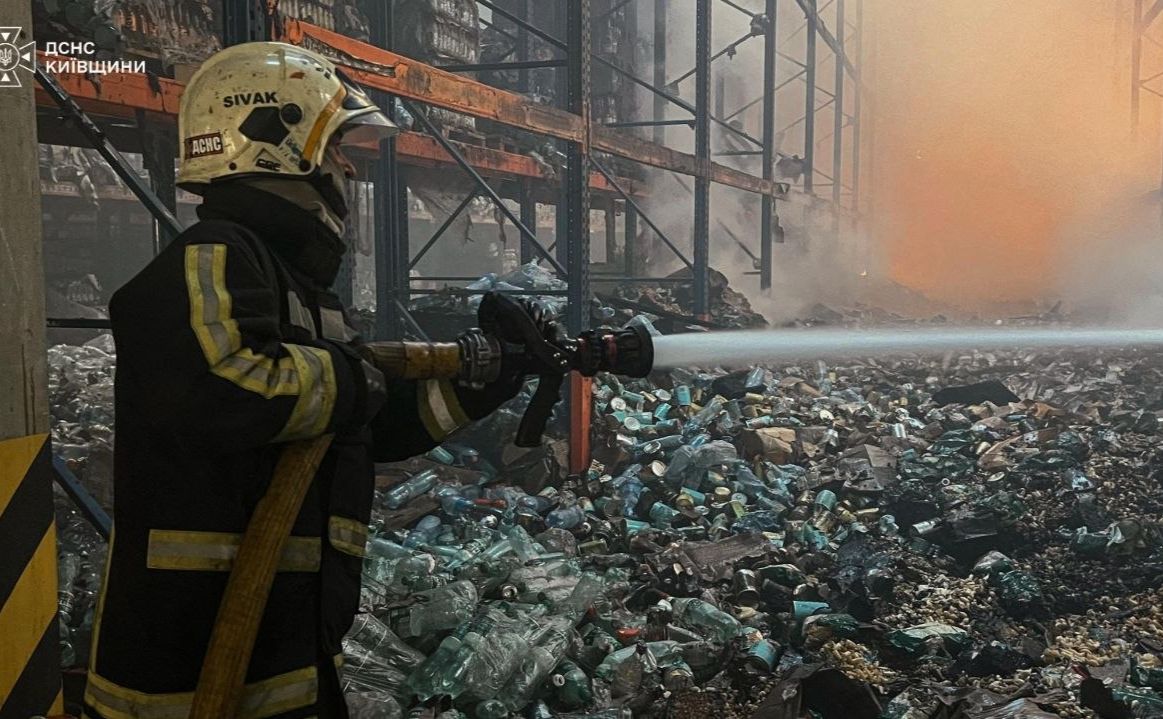 пожежник ДСНС України на складі на Бучанщині. Фото: ДСНС Київської області