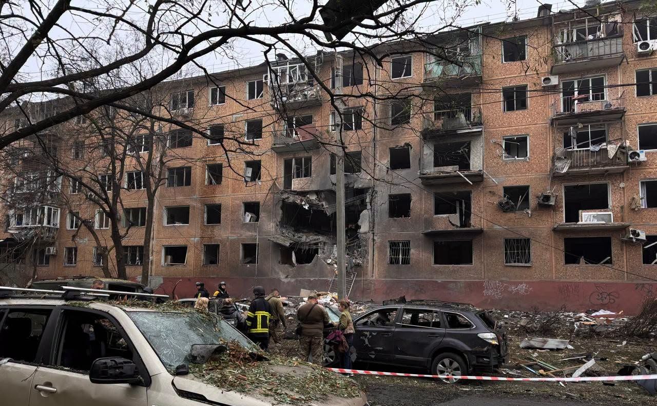 Росіяни скинули на місто 5 КАБів. Фото: Нацполіція