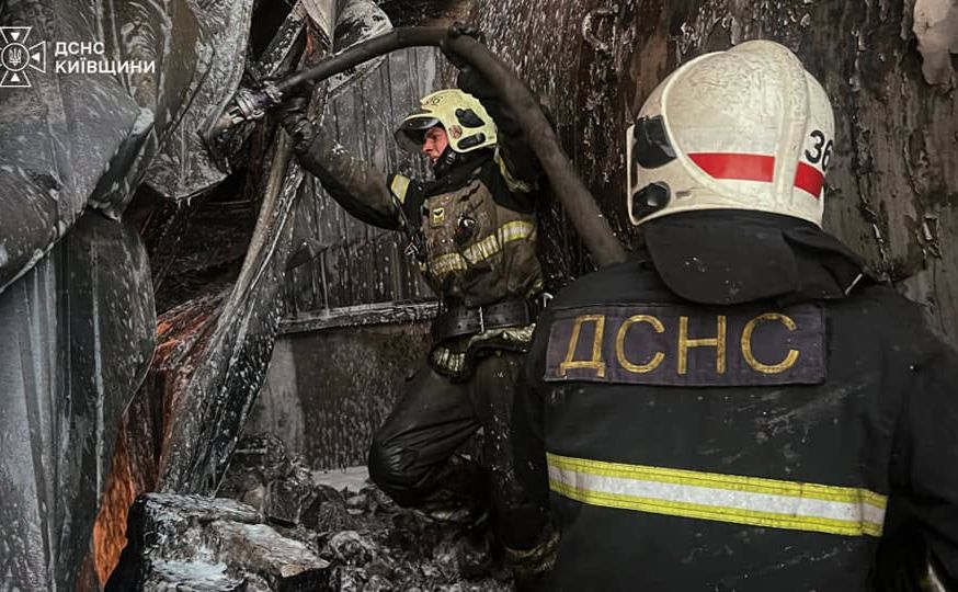 ДСНС гасить пожежу на складі промвиробництва на Бучанщині. Фото: ДСНС Київщини
