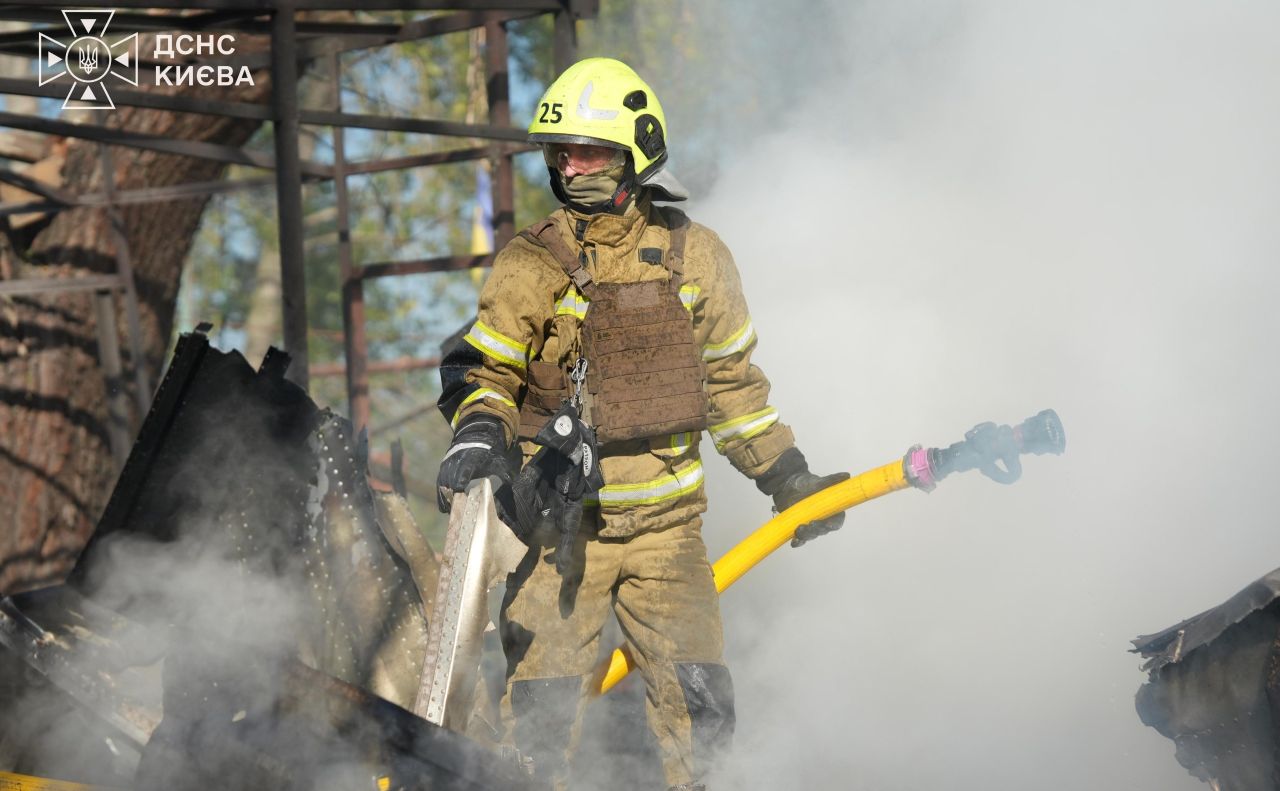 Рятувальник у Києві після падіння уламків збитої ракети рф на Оболоні. Фото: ДСНС