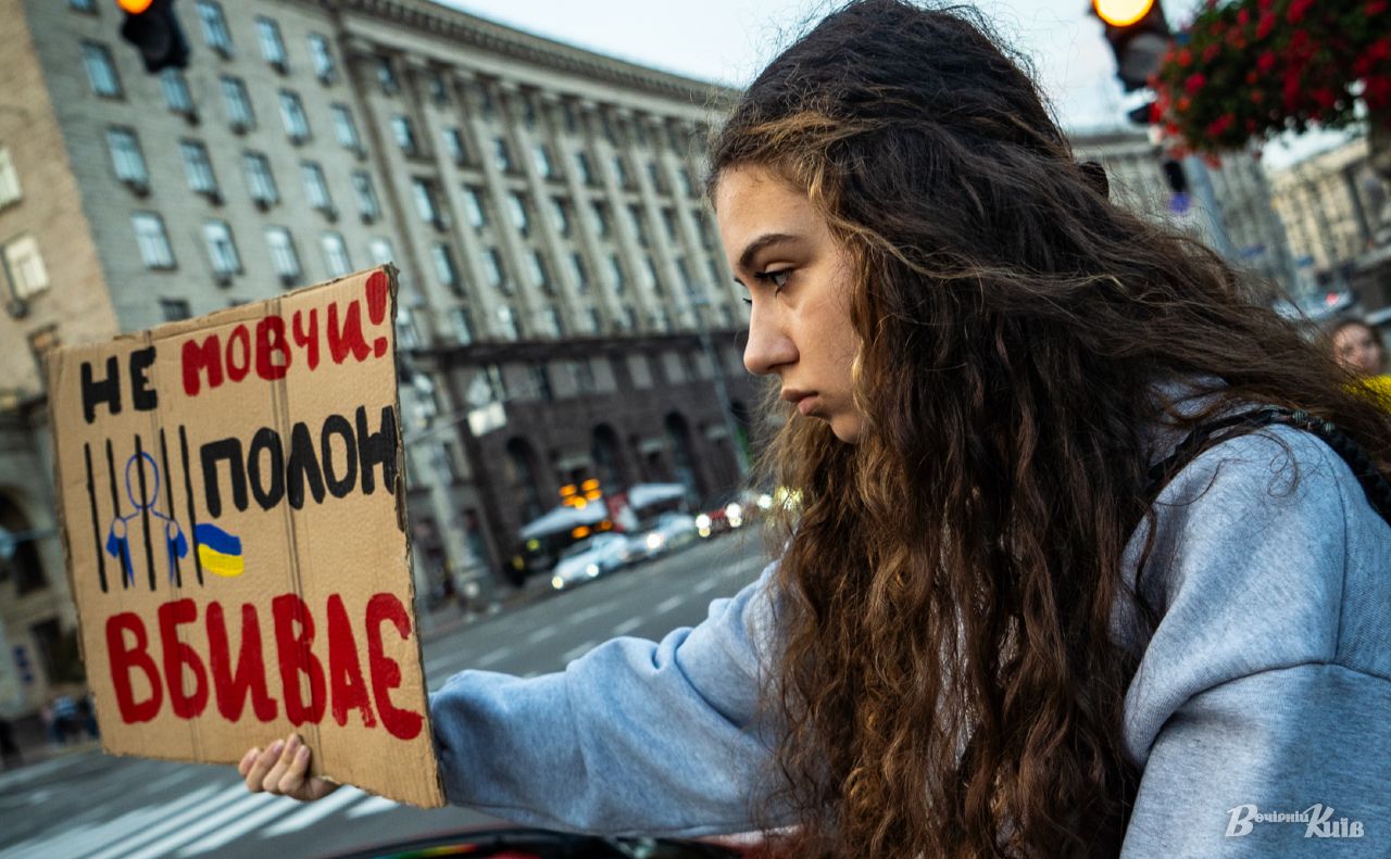 Учасниці акції білі столичної станції метро «Хрещатик». Фото: Олексій Самсонов