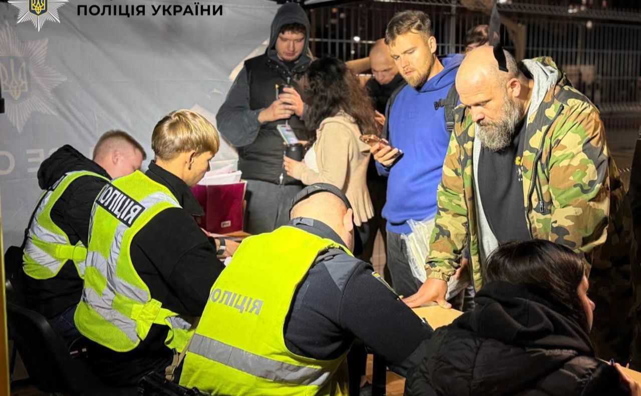 Після атаки рф по Дарницькому району постраждалим допомогала поліція. Фото: Нацполіція