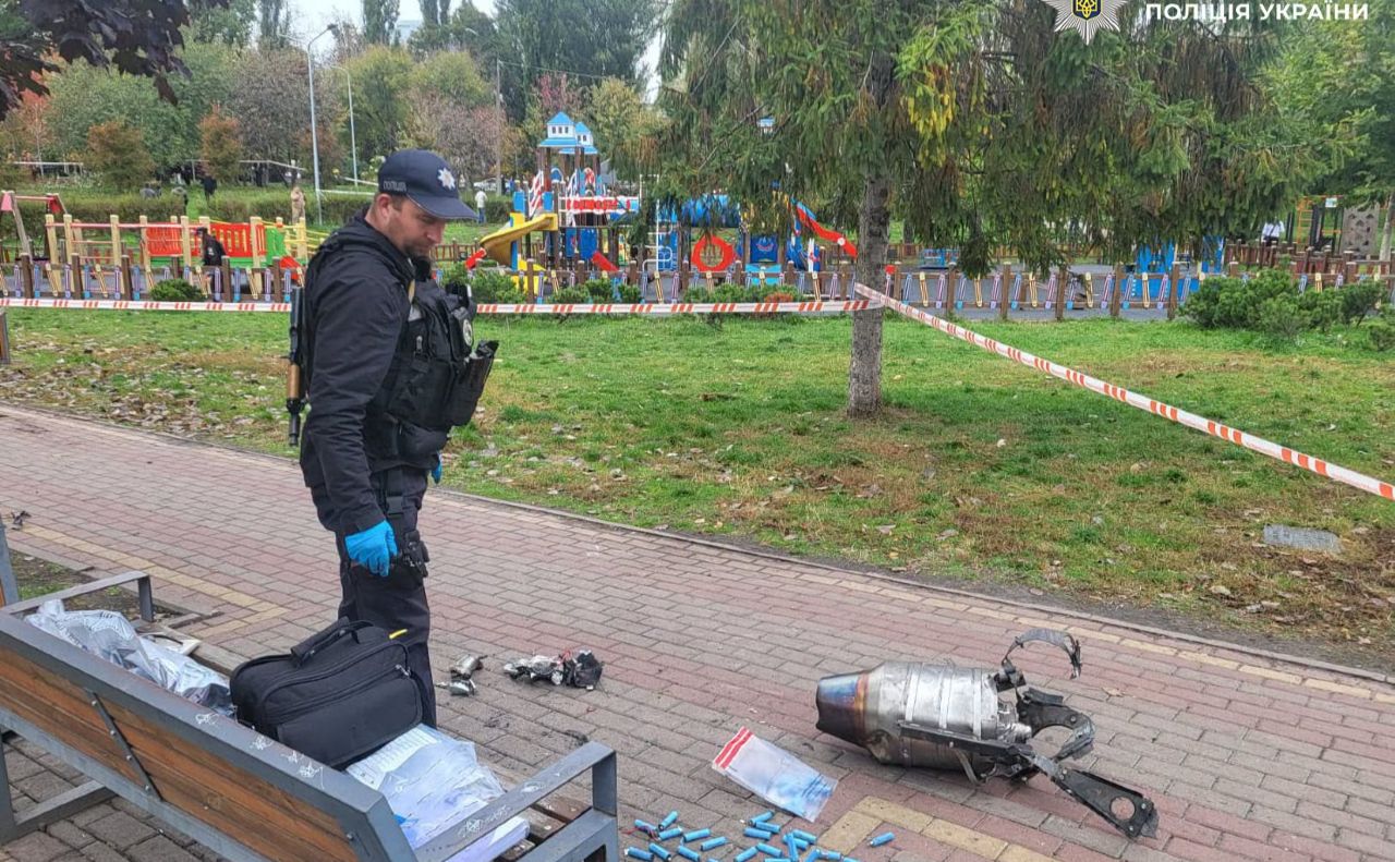 Уламки впали біля дитячого майданчика в парку «Орлятко». Фото: Нацполіція
