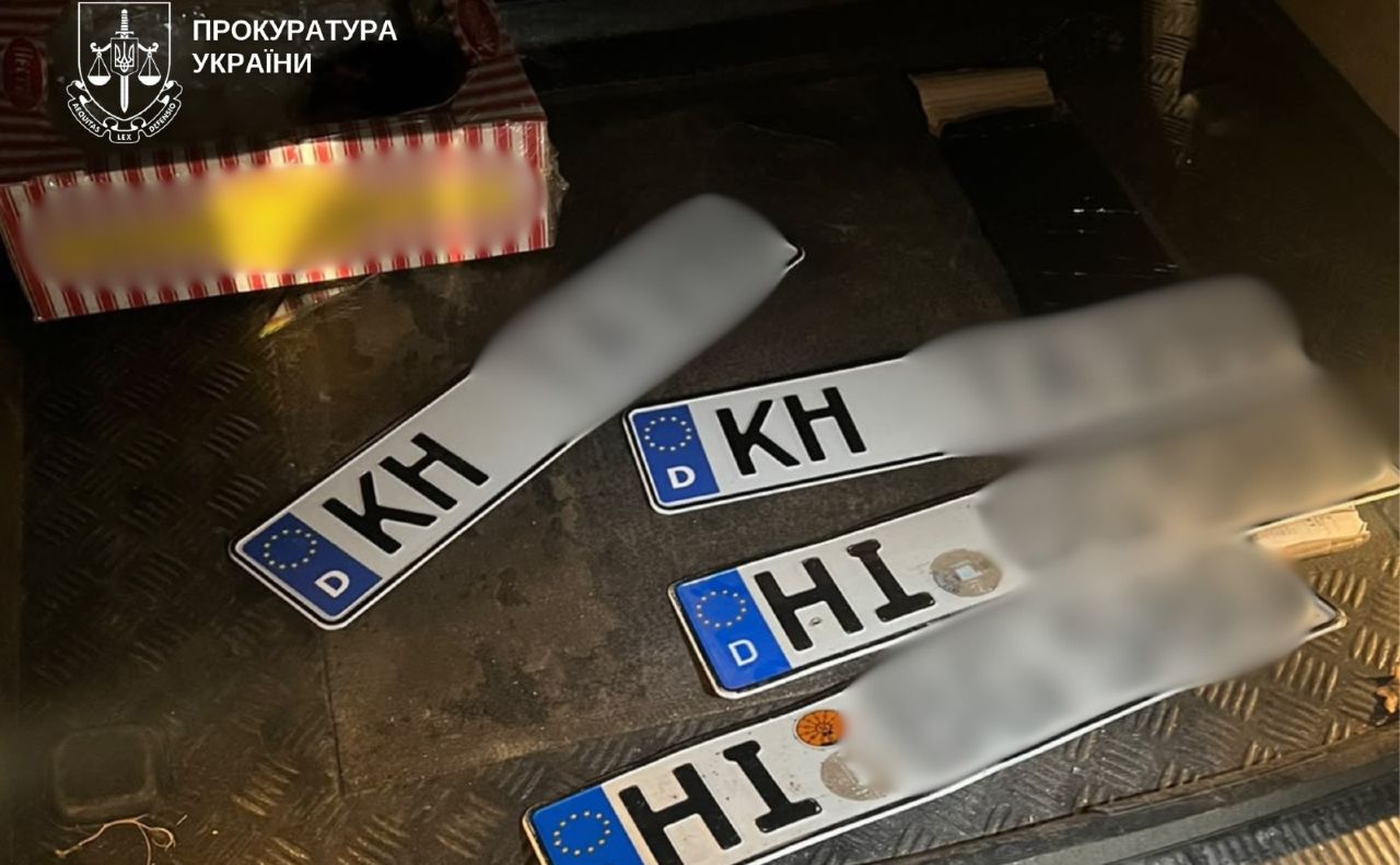 Транспорт, ввезений без сплати митних платежів, реалізовували через автомайданчики. Фото: прокуратура України