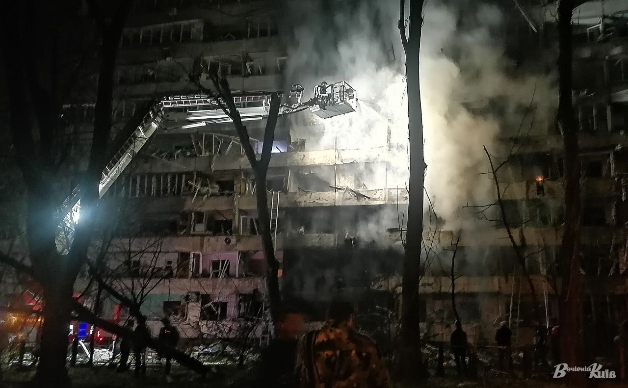 Рятувальники вночі працювали на місці російського удару. Фото: Наталія Слінкіна