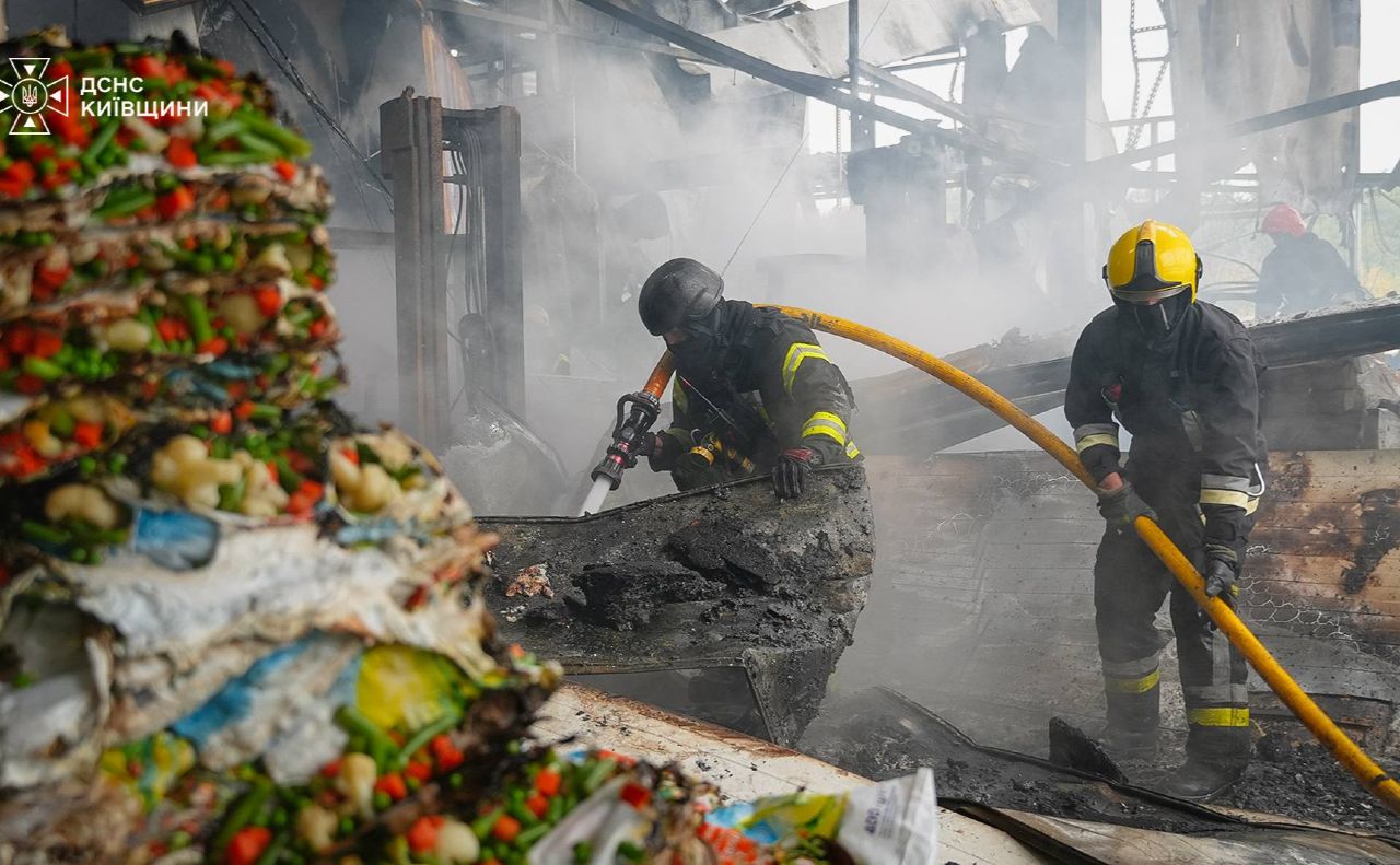 Ліквідація наслідків ударів рф по складах в Бучанському районі. Фото: ДСНС