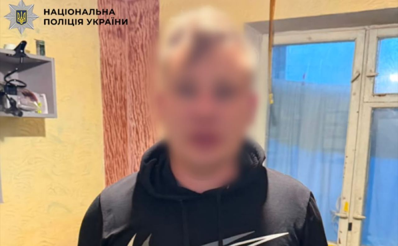 Підозрюваний під час обшуку. Фото: Національна поліція України