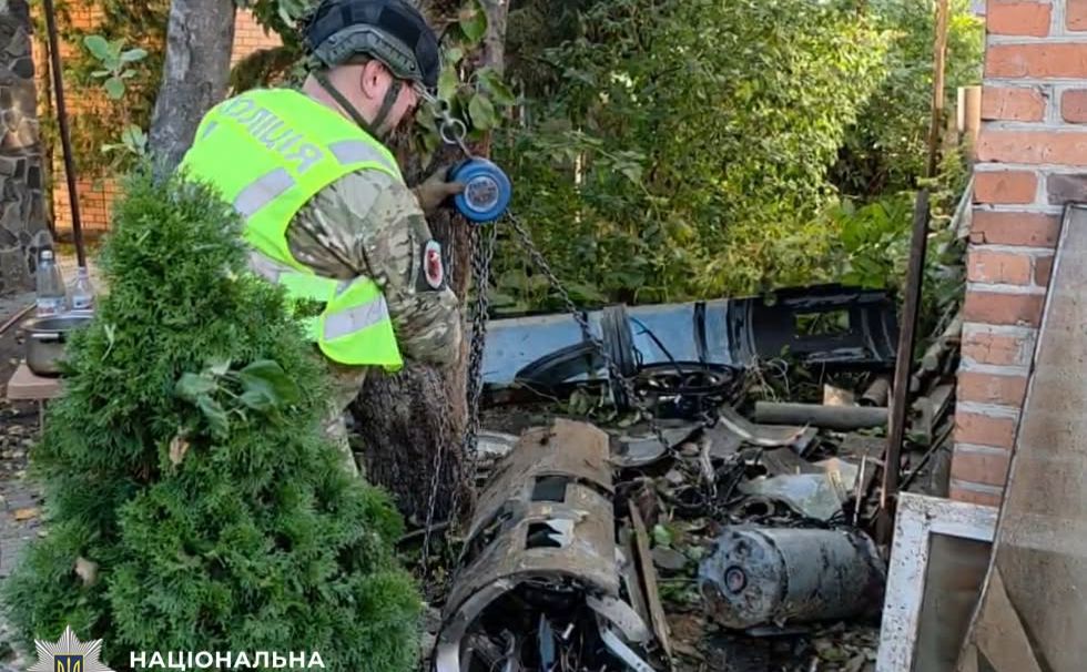 Вилучення частин шахеда. Фото: поліція Києва