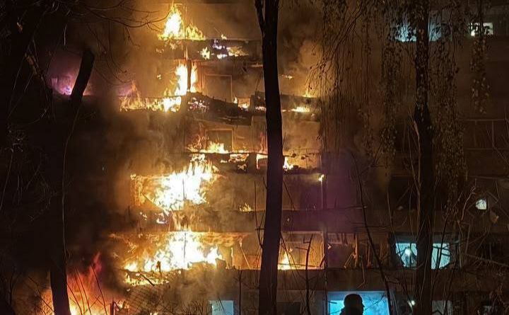 Палаюча 9-поверхівка у Києві після удару балістичною ракетою рф. Фото: ДСНС
