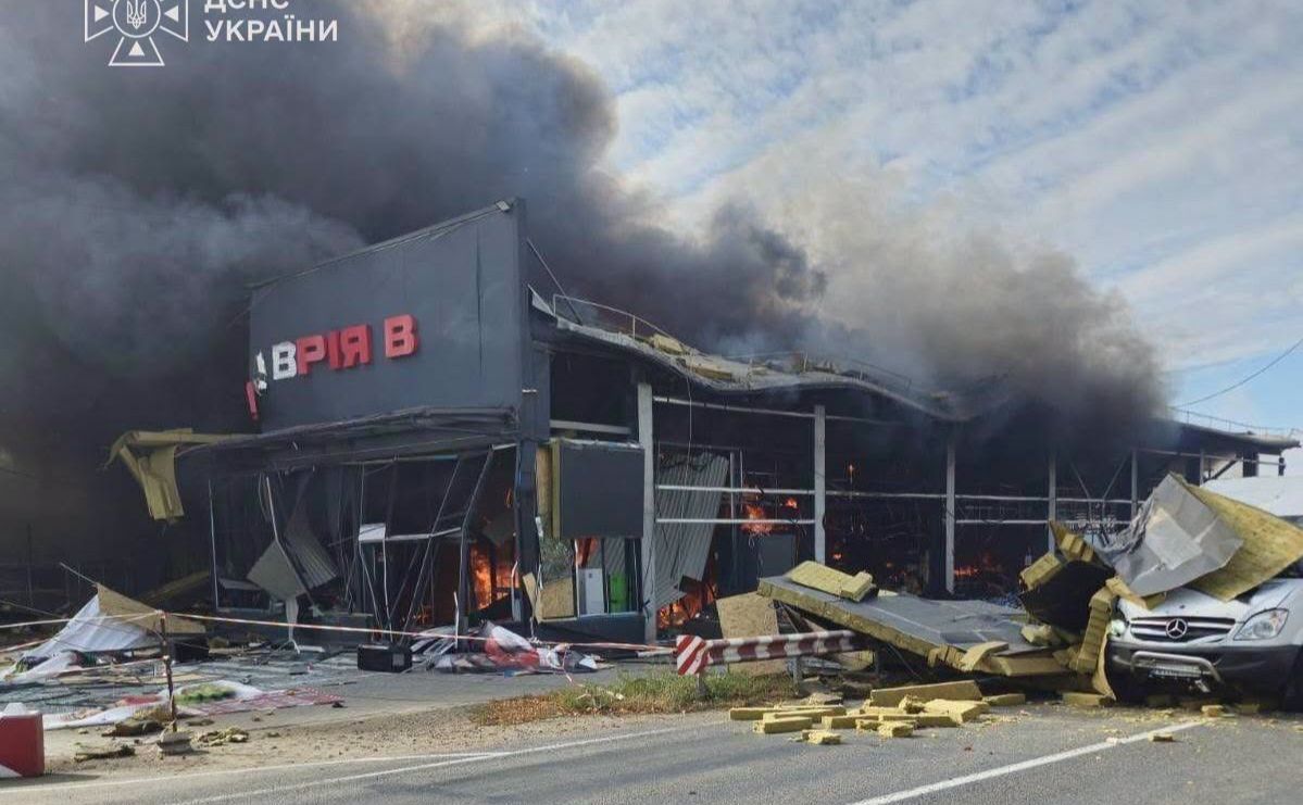 Російський дрон влучив у магазин на Одещині: троє людей поранені