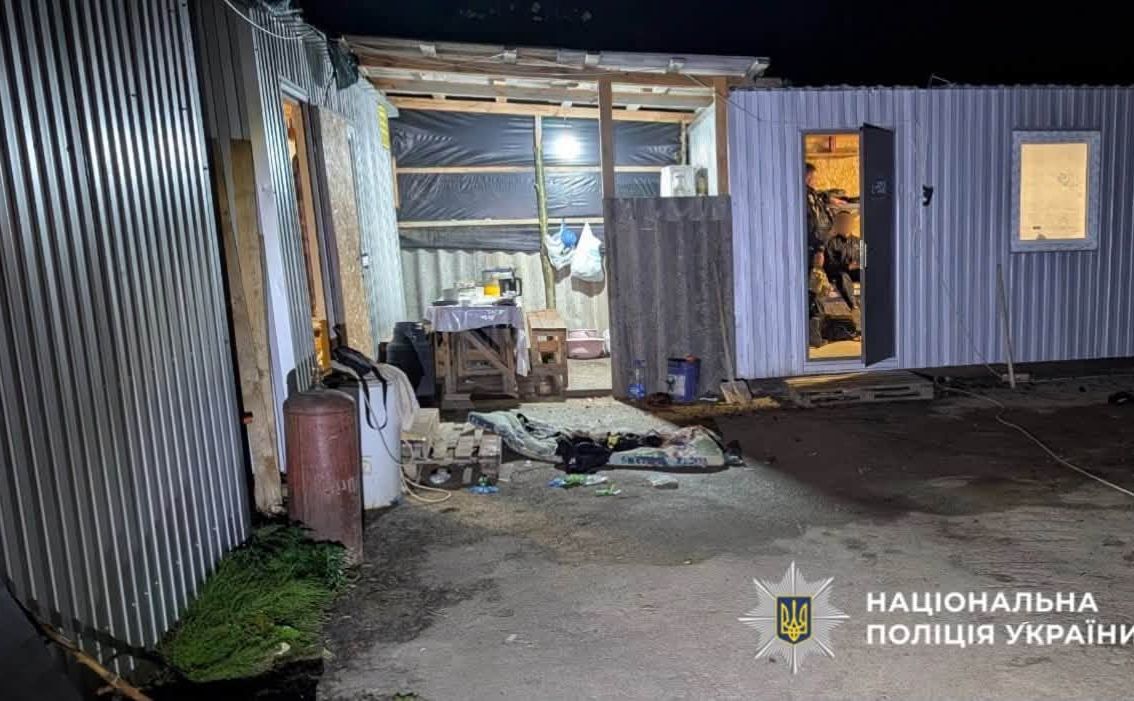 Чоловіки працювали та проживали на одному будівельному об’єкті