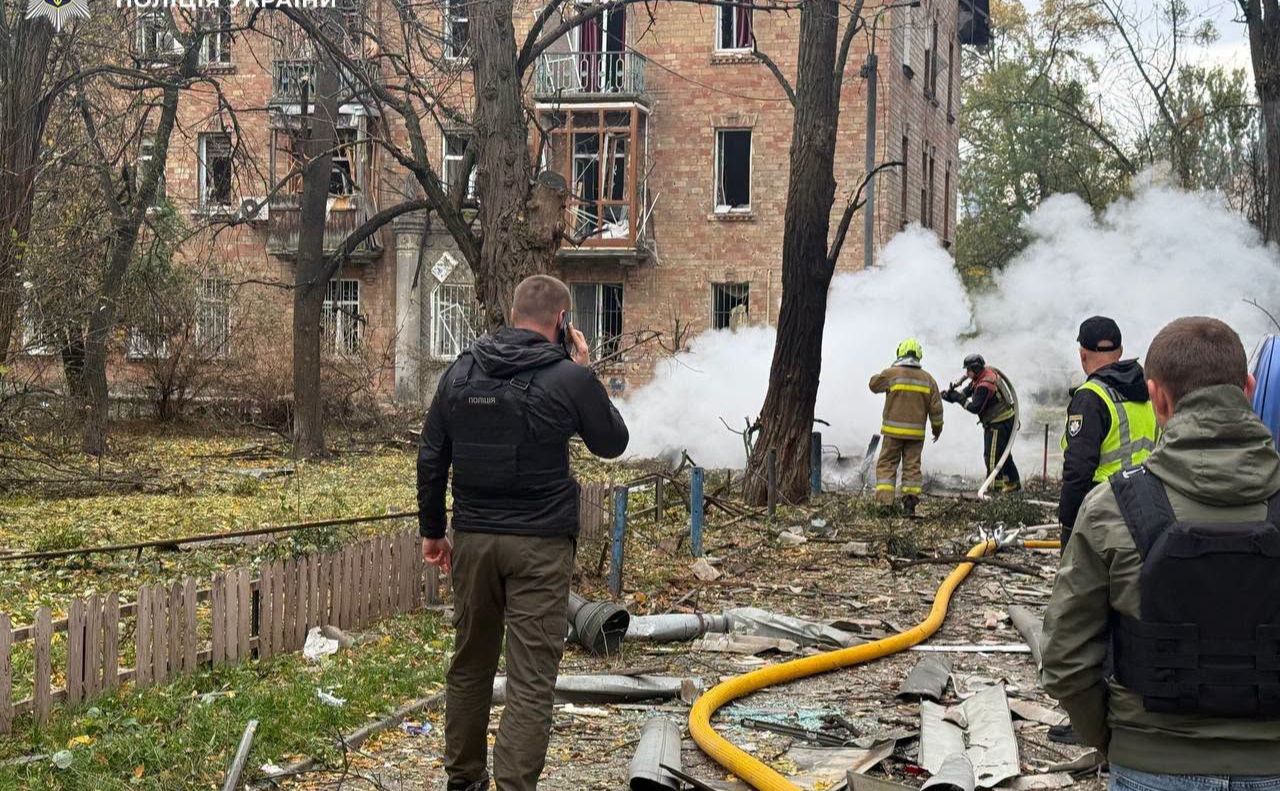 Ворожий безпілотник упав у дворі житлового будинку. Фото: Нацполіція