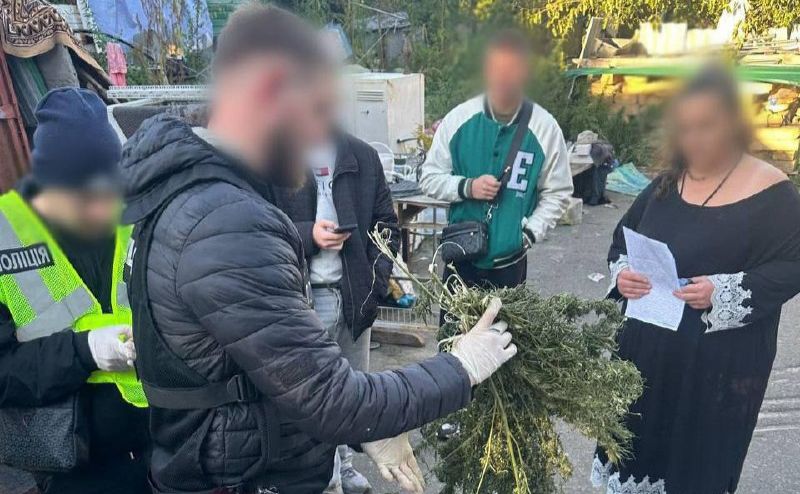 Правоохоронці під час слідчих дій. Фото: Національна поліція України