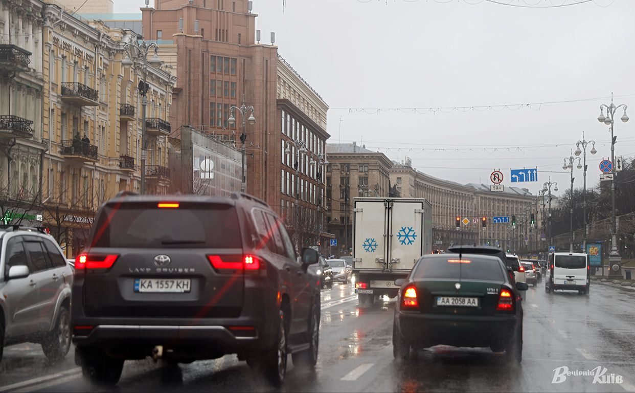 У дощову погоду важливо дотримувати елементарних правил безпеки. Фото ілюстративне: Борис Корпусенко