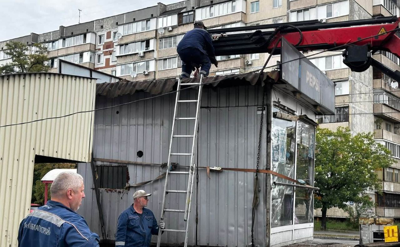 Усього комунальники демонтували 57 незаконних об’єктів. Фото: КП «Київблагоустрій»