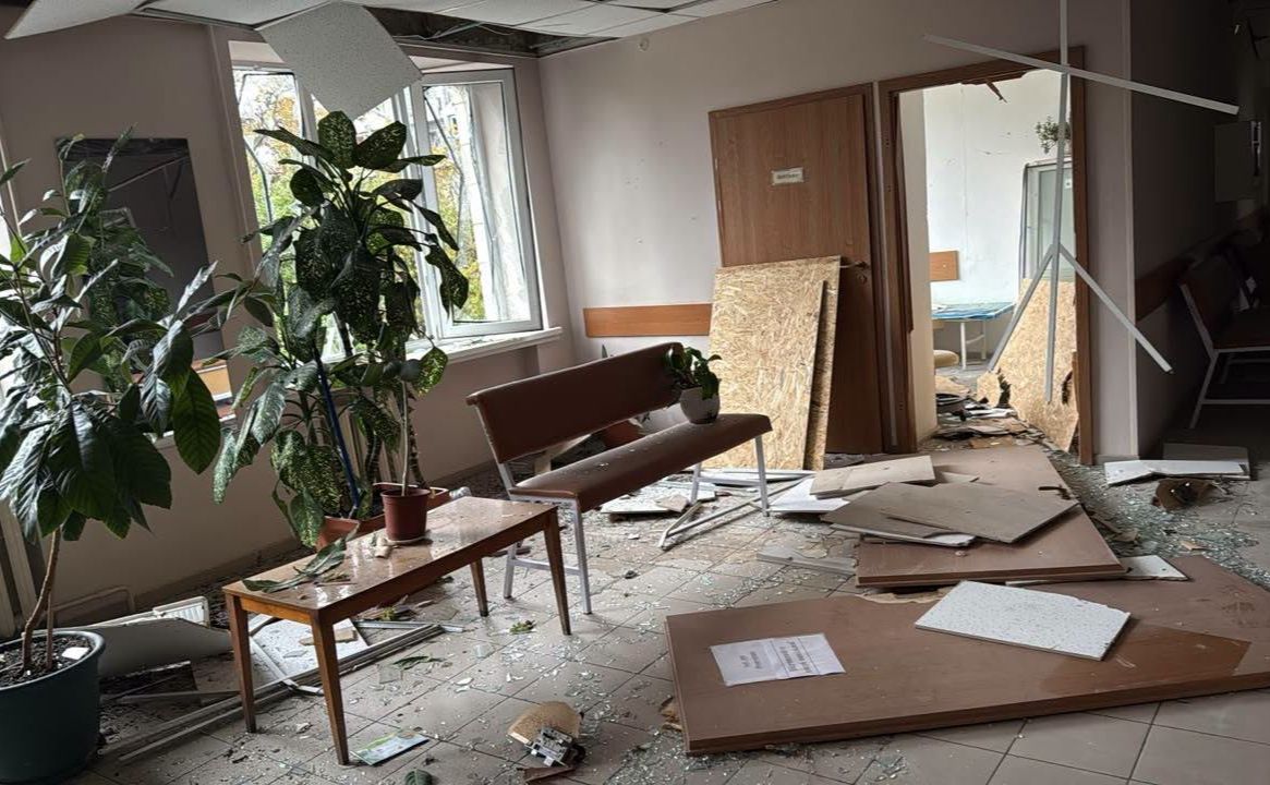 У Солом’янському районі через нічну атаку пошкоджений консультативно-діагностичний центр. ФОТО