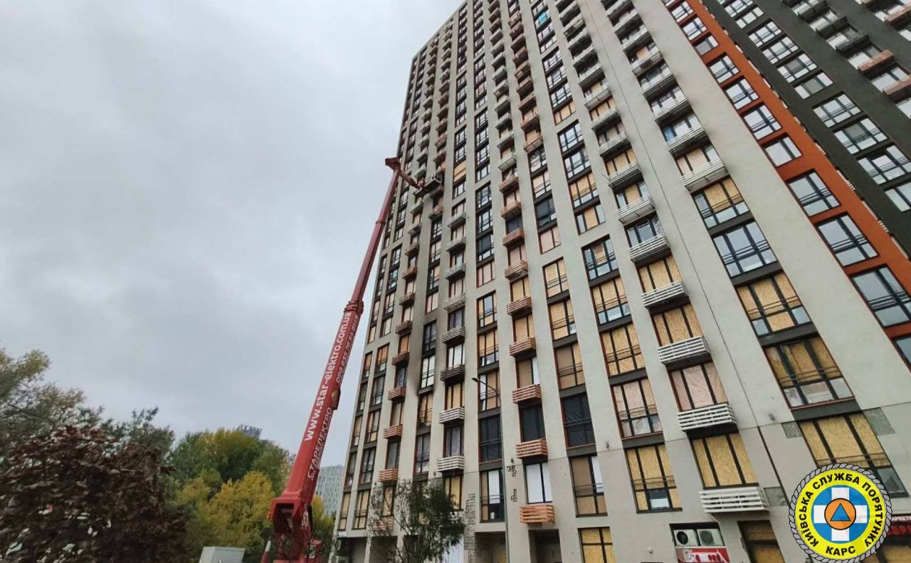 Київська комунальна аварійно-рятувальна служба демонтувала пошкоджені конструкції та закривла отвори. Фото: КАРС