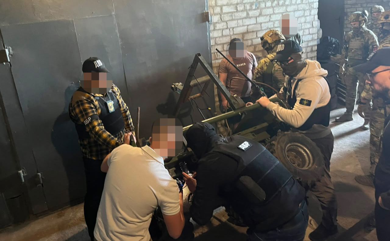 Підозрюваних затримали на «гарячому». Фото: ДБР