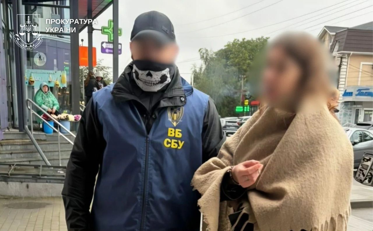 Підозрювана під час затримання. Фото: Прокуратура України