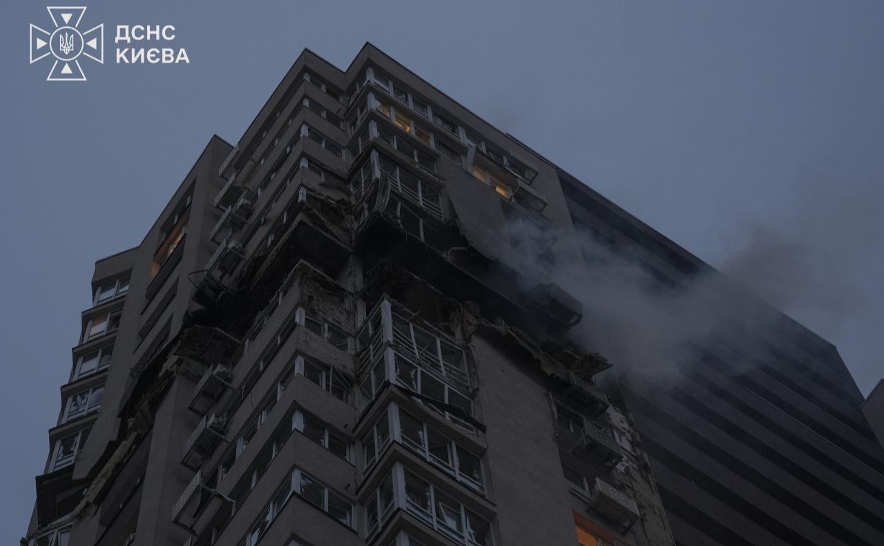 У Святошингському районі російський дрон зруйнував конструкції у житловій багатоповерхівці. Фото: ДСНС