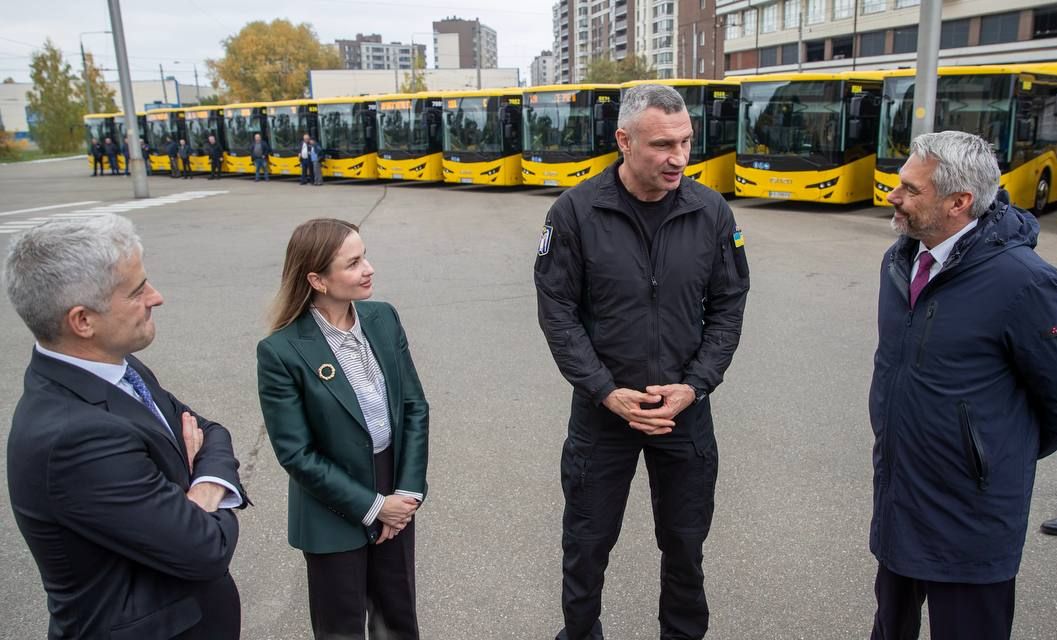 Мер Києва та закордонні гості біля нових автобусів. Фото: тг-канал Віталія Кличка