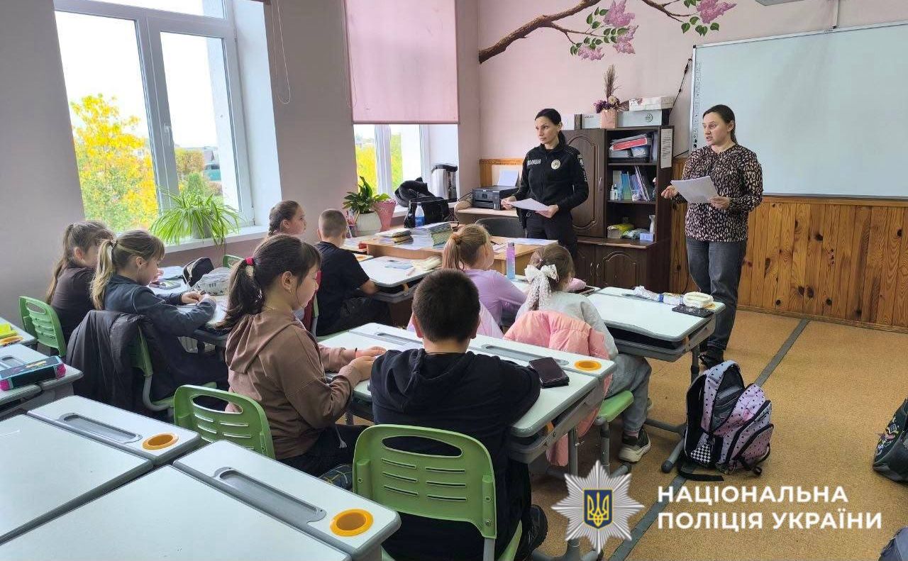 Поліцеська проводить урок розпізнавання булінгу. Фото: Національна поліція України