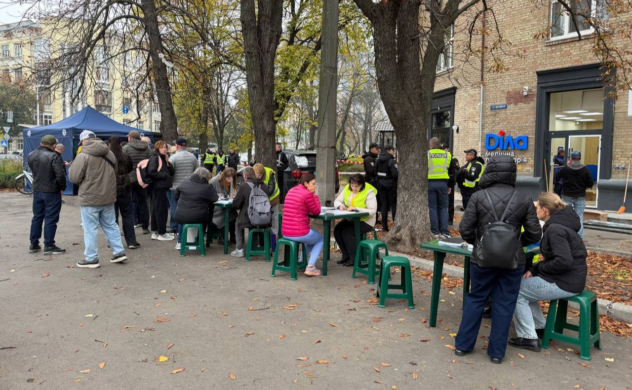На місці працюють поліцейські, представники РДА та управління соцзахисту. Фото: Печерська РДА