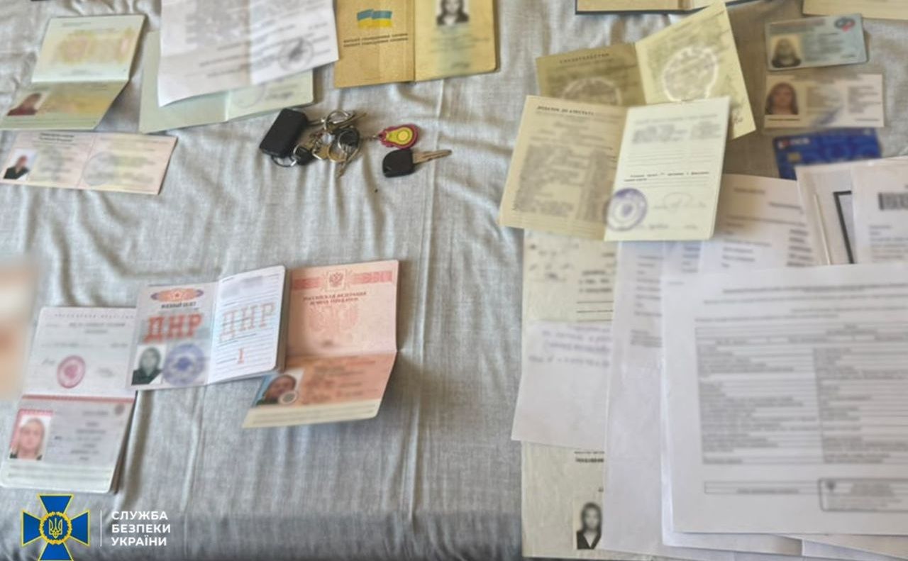 У жінки виявили російські документи та посвідчення ветеранки армії рф. Фото: СБУ