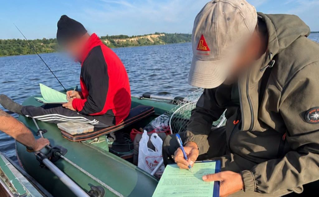 Порушникам виписали протоколи. Фото: Держекоінспекція Північного округу