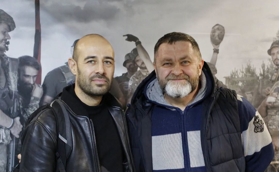 Французький митець Емерік Луіссе під час зустрічі з представниками 112-ї бригади Сил ТрО ЗСУ у Києві. Фото: 112 бригада ТрО/ Facebook