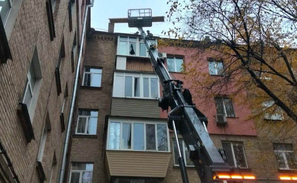 Рятувальники та спеціальна техніка «Київської служби порятунку» під час ліквідації наслідків обстрілів столиці. Фото: КМДА/ КАРС