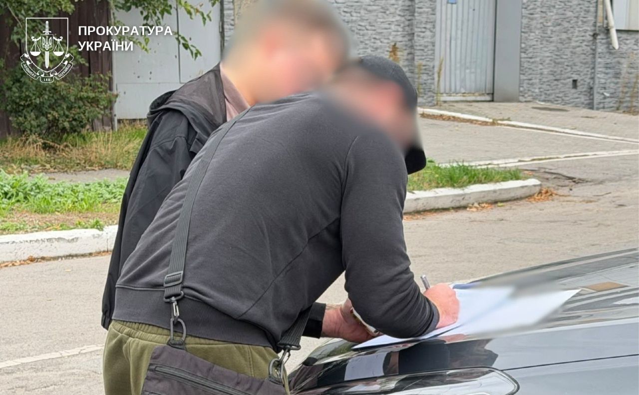 Підозрюваному у привласненні коштів замовників та благодійників загрожує до 12 років позбавлення волі. Фото: Прокуратура України