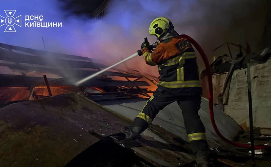 Рятувальник під час гасіння пожежі. Фото ілюстративне: ДСНС Київщини